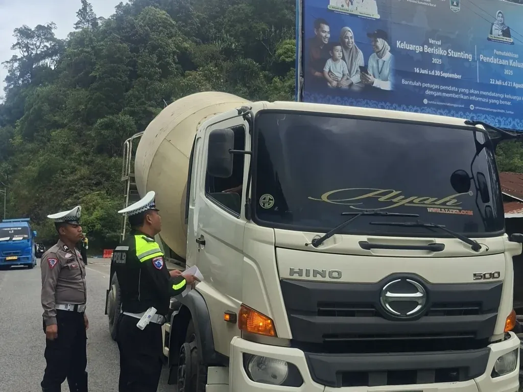 Satlantas Polres Solok Tegur Truk Sumbu Tiga yang Melintas di Jalur Solok–Padang