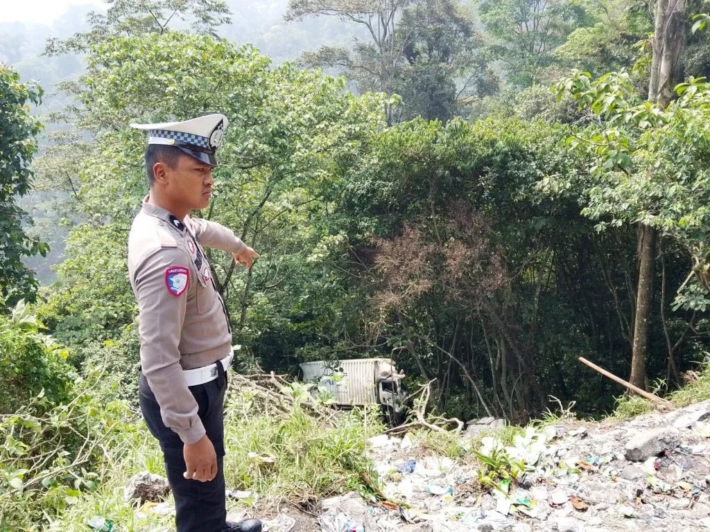 Diduga Rem Tak Berfungsi, Truk Canter Masuk Jurang di Bukit Berbunga Padang Panjang